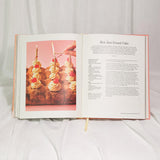 Everybody Loves Cake: Sweet Bakes & Stories - Alisha Henderson