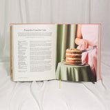 Everybody Loves Cake: Sweet Bakes & Stories - Alisha Henderson